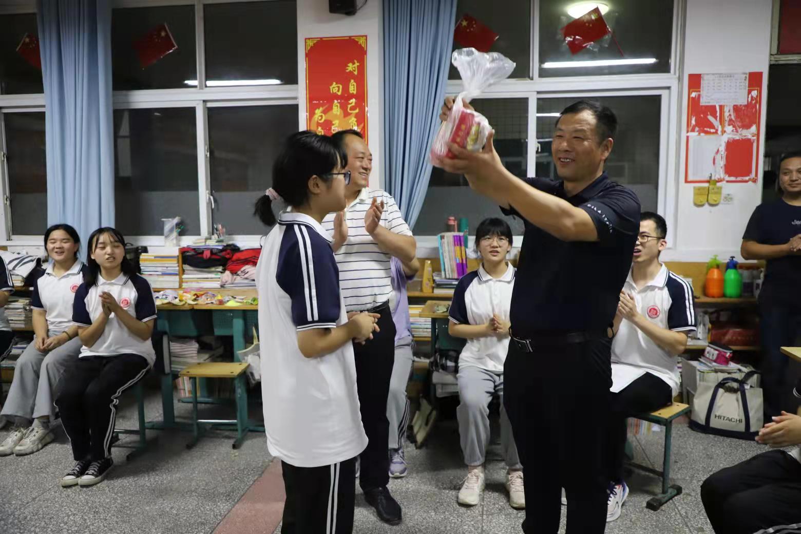 中秋佳节月圆时，淮阳一高校长高鹏为全校师生员工送上美好祝福