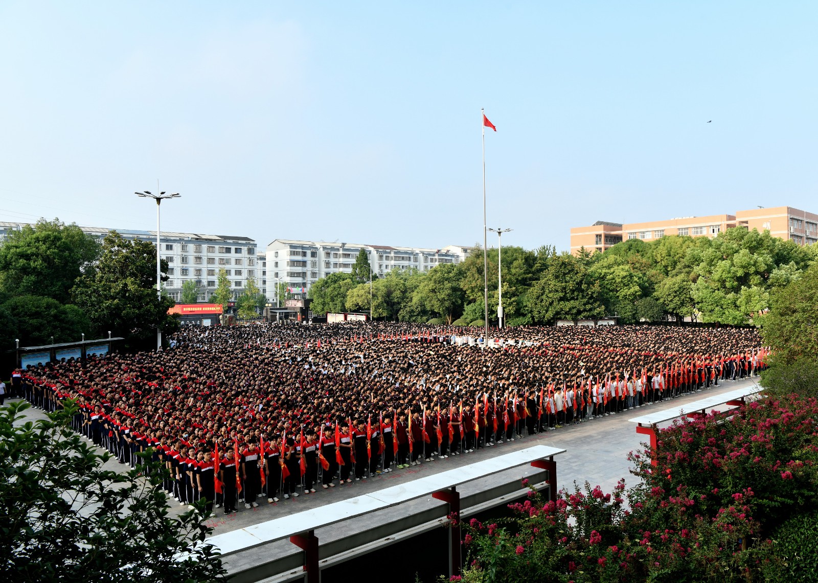 扬帆新起点 奋进正当时——淮阳一高举行新学期开学典礼暨主题升旗仪式