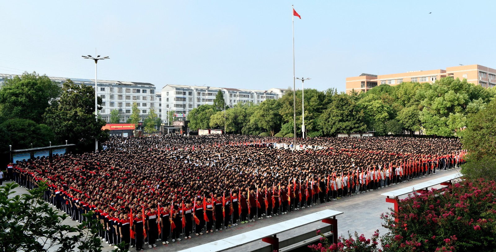 扬帆新起点 奋进正当时——淮阳一高举行新学期开学典礼暨主题升旗仪式