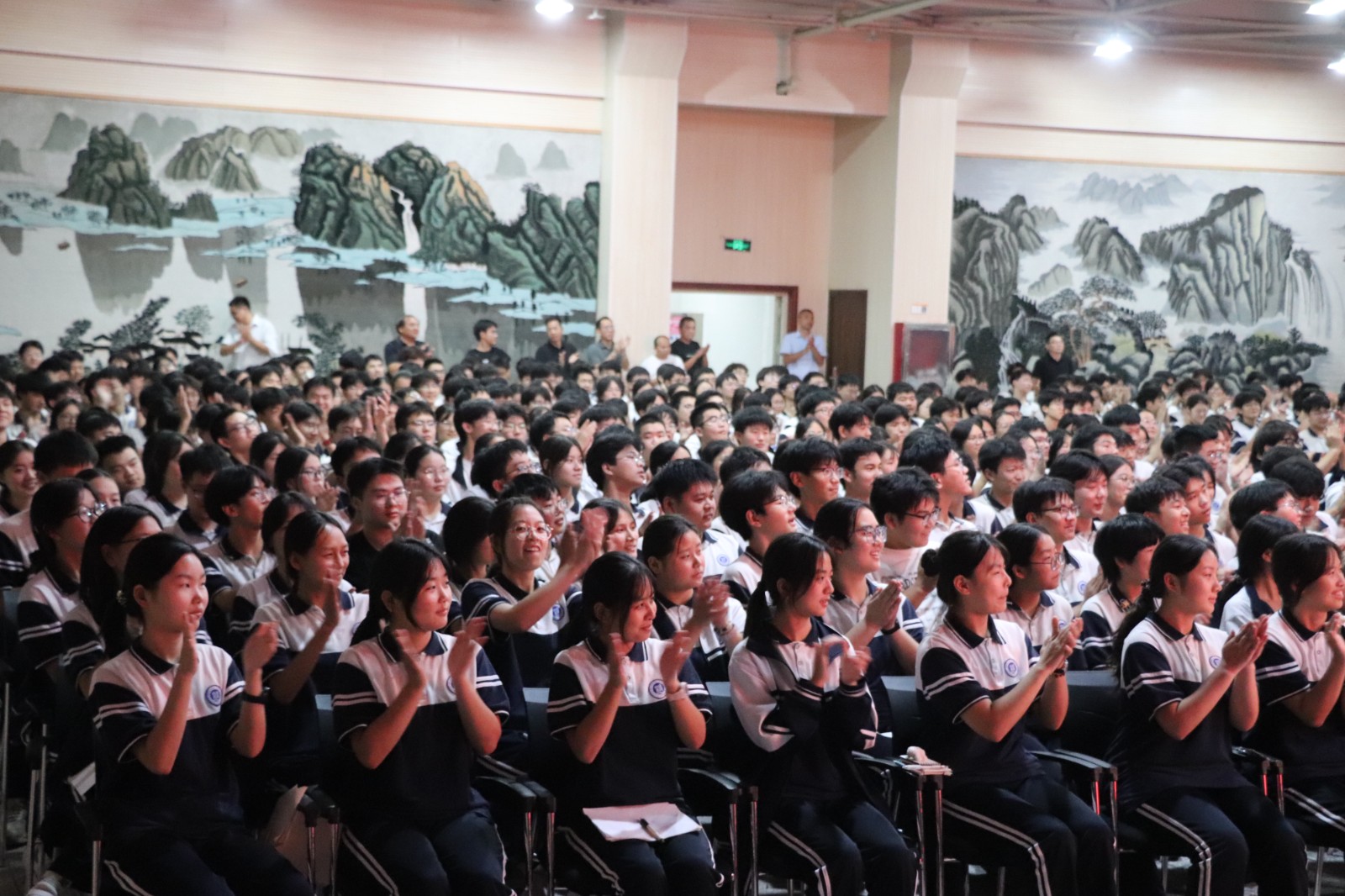 科普进校园 点亮科技梦——“少年与科技——科学家科普巡讲进校园”活动在我校举行